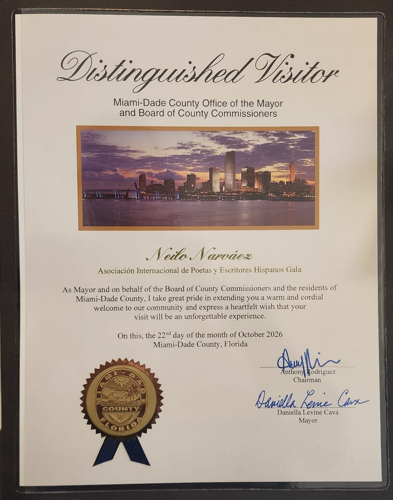 Certificado Distinguished Visitor de la Alcaldía de Miami-Dade a Neilo Narváez